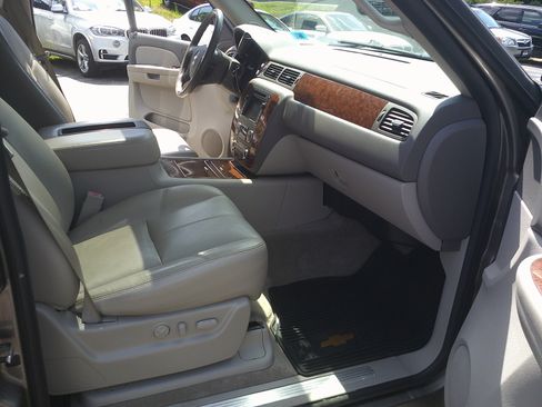 Used 2008 Chevrolet Tahoe LTZ w/ LTZ Preferred Equipment Group AWD/4WD image 13