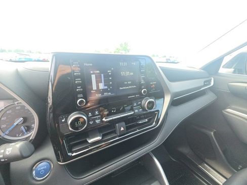 Used 2022 Toyota Highlander XLE AWD/4WD image 19