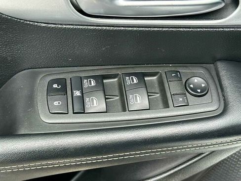 Used 2022 Chrysler Pacifica Touring-L w/ Uconnect Theater Family Group FWD image 13