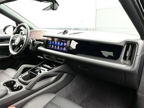 Used 2026 Porsche Cayenne S image 19