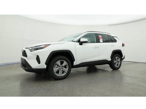 Used 2022 Toyota RAV4 XLE w/ Convenience Package FWD image 21