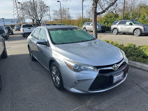 Used 2017 Toyota Camry SE image 1