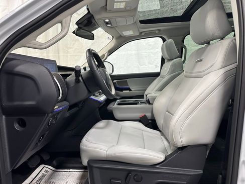 Used 2025 Ford Expedition Platinum image 14