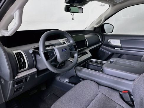Used 2025 Ford Expedition Max Active RWD image 10