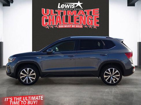 Used 2024 Volkswagen Taos SE image 2