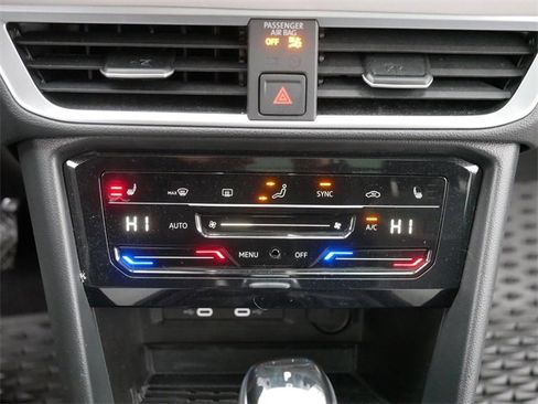 Certified 2025 Volkswagen Taos SE image 29