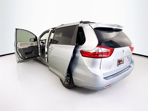 Used 2020 Toyota Sienna XLE w/ XLE Navigation Package FWD image 18
