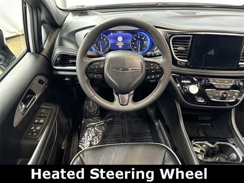 Used 2025 Chrysler Pacifica Limited image 16