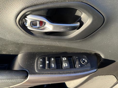 Used 2019 Jeep Cherokee Latitude Plus image 14