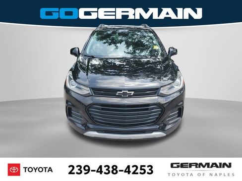 Used 2020 Chevrolet Trax LT w/ Sun & Sound Package FWD image 2