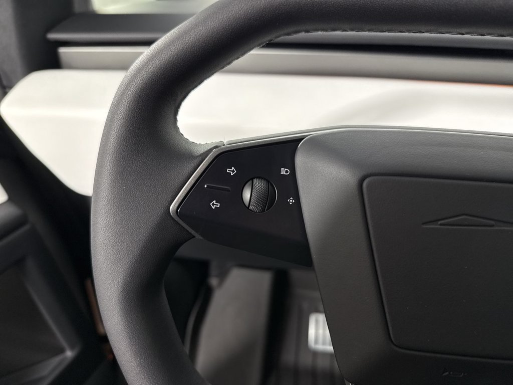 Used 2024 Tesla Cybertruck AWD Crew Cab image 38