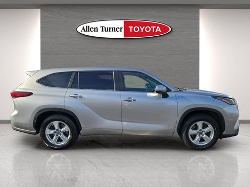 Used 2023 Toyota Highlander L FWD image 5