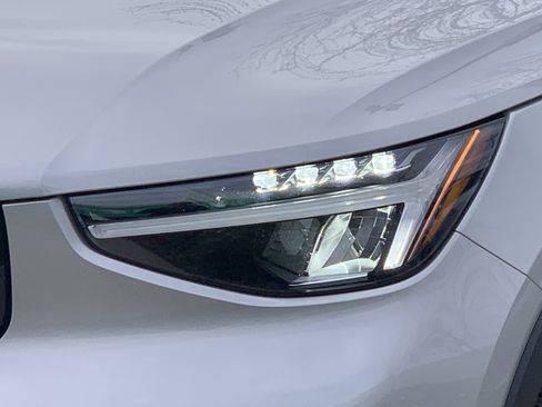 Used 2025 Volvo XC40 B5 Plus image 6