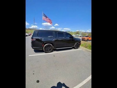 Used 2024 Jeep Wagoneer L Series II w/ Convenience Group I image 11