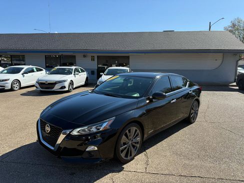 Used 2019 Nissan Altima 2.0 Edition One image 2