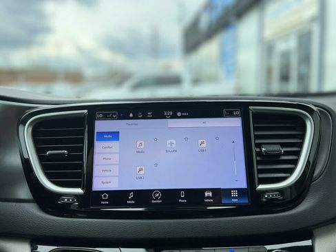 Used 2024 Chrysler Pacifica Touring-L FWD image 29