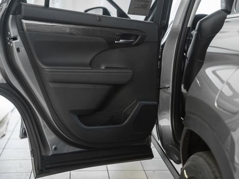 New 2026 Toyota Highlander Platinum AWD/4WD image 42