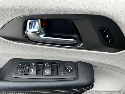 Used 2023 Chrysler Pacifica Touring-L FWD image 19