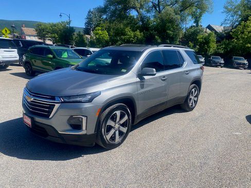 Used 2023 Chevrolet Traverse LT w/ LT Premium Package AWD/4WD image 3