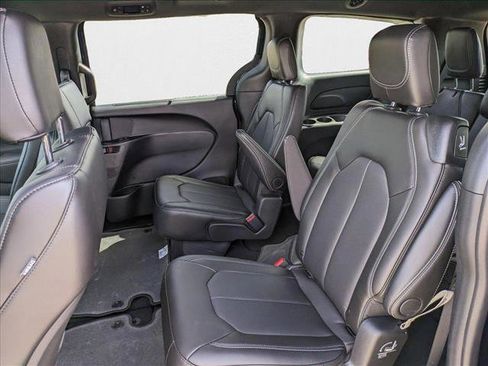 New 2025 Chrysler Pacifica Select image 13