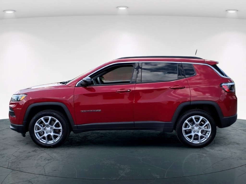 Used 2024 Jeep Compass Latitude AWD/4WD image 8