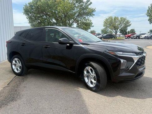 Used 2025 Chevrolet Trax LS w/ LS Convenience Package FWD image 13