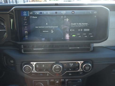 Used 2025 Jeep Wrangler Unlimited Sahara image 16