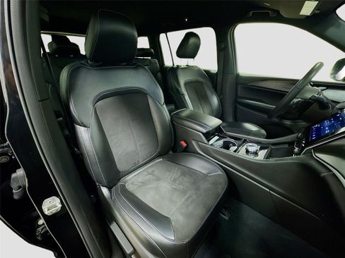 Used 2023 Jeep Grand Cherokee L Laredo image 28