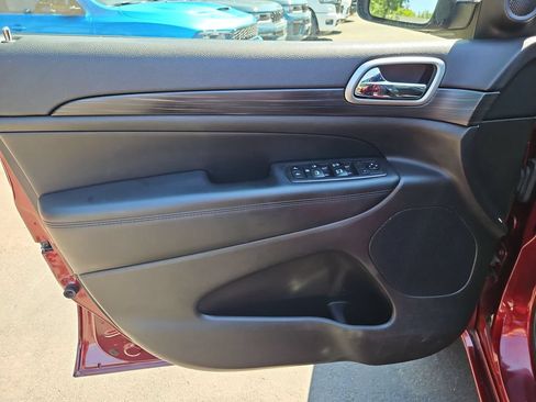 Used 2019 Jeep Grand Cherokee Altitude AWD/4WD image 11