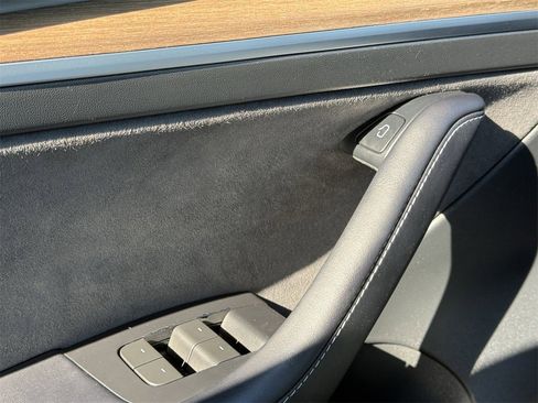 Used 2023 Tesla Model 3 Standard Range image 19