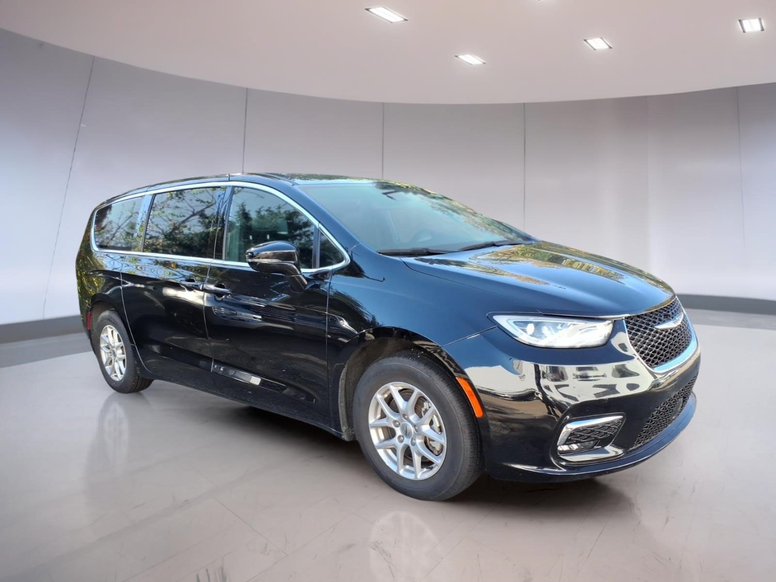 Used 2025 Chrysler Pacifica Select FWD image 1