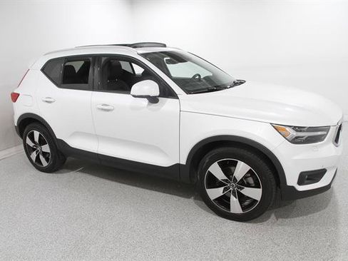 Used 2022 Volvo XC40 T5 Momentum w/ Premium Package AWD/4WD image 1