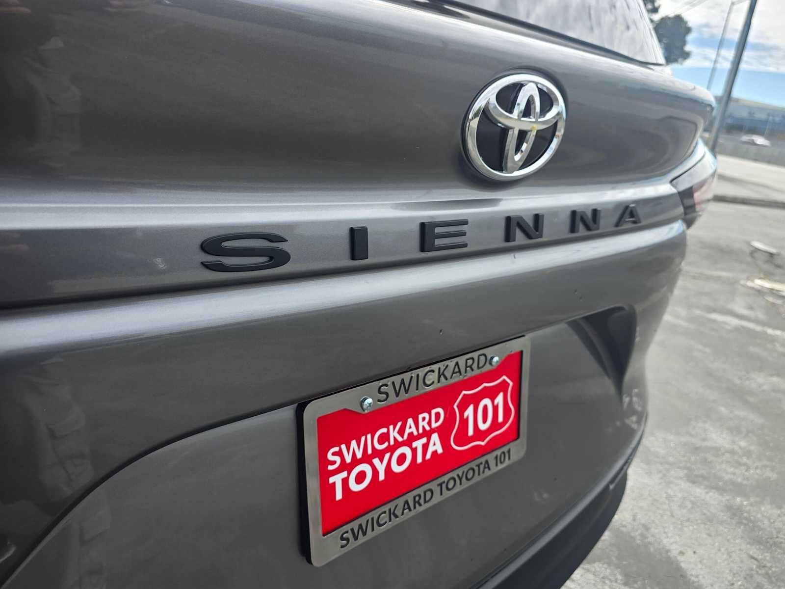 Used 2026 Toyota Sienna LE FWD image 27