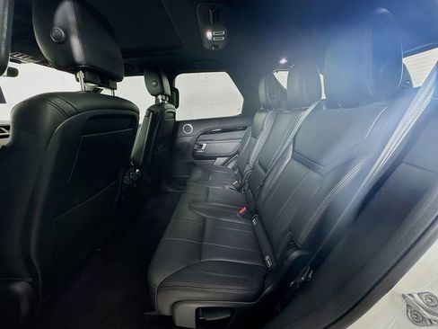 Used 2020 Land Rover Discovery SE image 29