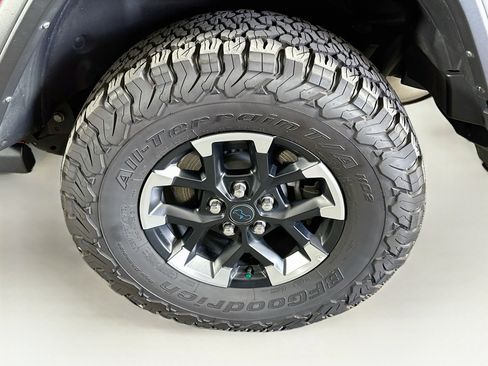 Used 2025 Jeep Wrangler Unlimited Rubicon 4xe w/ Convenience Group AWD/4WD image 11