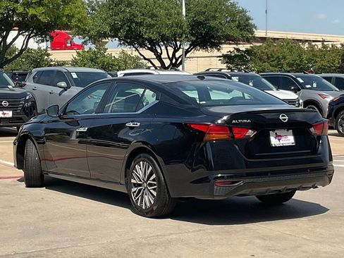 Used 2025 Nissan Altima 2.5 SV FWD image 6