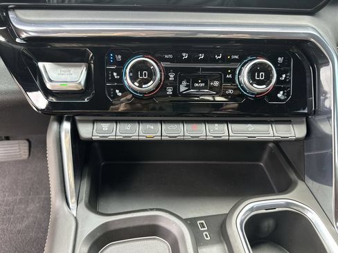 Certified 2024 GMC Sierra 2500 Denali Ultimate AWD/4WD image 35