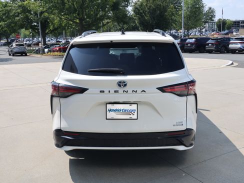 Used 2023 Toyota Sienna XSE w/ XSE Plus Package FWD image 8