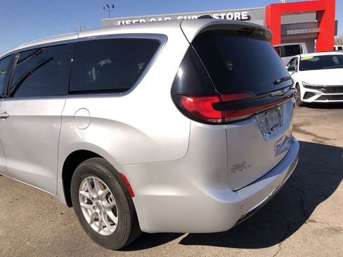 Used 2024 Chrysler Pacifica Touring-L FWD image 4