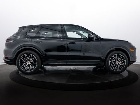 Certified 2025 Porsche Cayenne image 8