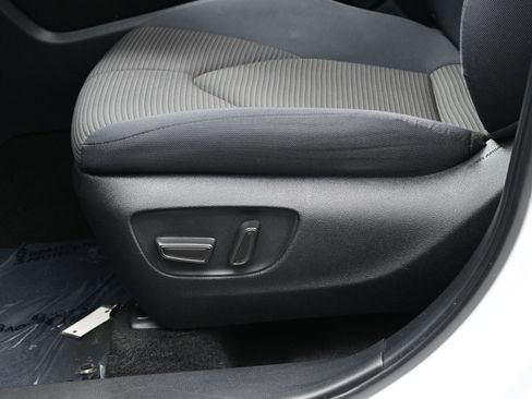 Used 2024 Toyota Highlander LE AWD/4WD image 11