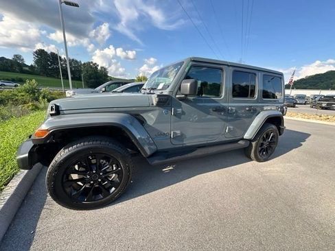 Used 2025 Jeep Wrangler Unlimited Sahara AWD/4WD image 2