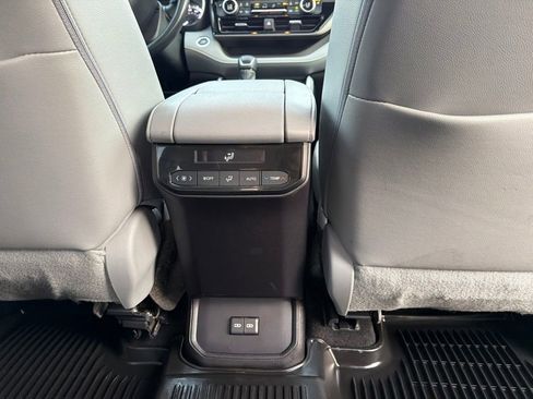 Used 2023 Toyota Highlander XLE AWD/4WD image 14