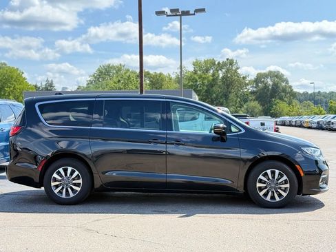 Used 2023 Chrysler Pacifica Touring-L FWD image 32