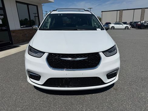 Used 2023 Chrysler Pacifica Limited image 9