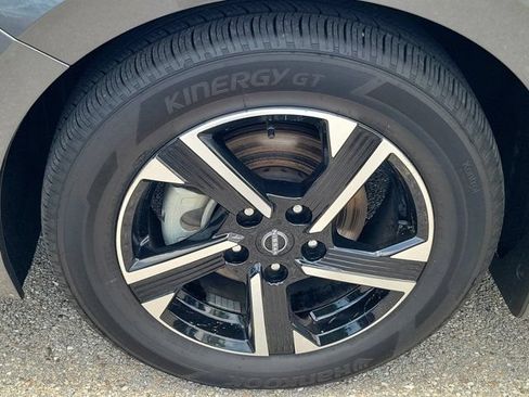 Used 2025 Nissan Sentra SV FWD image 8