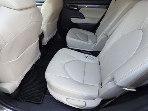 Certified 2025 Toyota Highlander Limited image 10