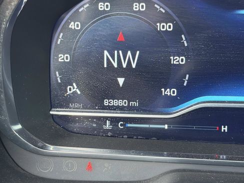 Used 2023 Chevrolet Suburban Premier image 16