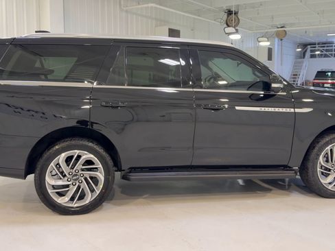 New 2026 Lincoln Navigator Premiere AWD/4WD image 2