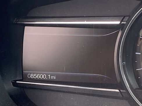 Used 2018 Ford Explorer XLT image 8